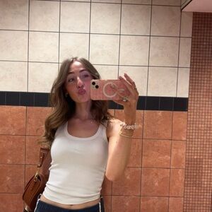 Meet your Posher, Arielle